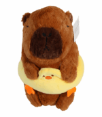 sentado y abrazando un gran anillo flotador de natación amarillo con una pequeña cara de patito sobresaliendo.