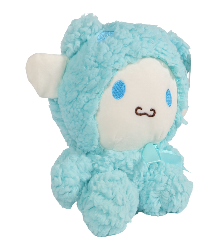 vestido con un traje de oveja fluffy de textura rizada. El peluche tiene un lazo azul claro en el cuello y está fotografiado sobre un fondo blanco.
