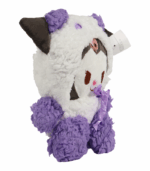 vestida con un traje de capucha blanco y morado de textura rizada (tipo borrego). La capucha tiene orejas oscuras y el bordado de una calavera rosa pálida en la frente. Lleva un lazo morado atado al cuello.