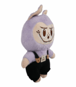 orejas moradas y un rostro con una gran sonrisa bordada