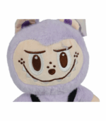 vestido con un overol de pana negro con pequeñas insignias decorativas.