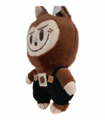 orejas grandes y un overol negro de pana. El rostro bordado muestra colmillos blancos y una expresión juguetona.