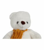 con una bufanda de punto color mostaza con detalles de rayas blancas alrededor de su cuello.