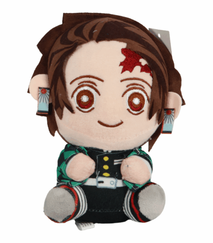 Primer plano de un peluche chibi (estilo super deformed) de Tanjiro Kamado de Demon Slayer